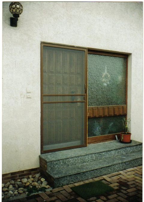 Egal ob ihre Türe mittig, oder in Felder unterteilt sind wir haben Lösungen ! Siegel Fliegengitter Eingangstüren können wir an jede Eingangstür einsetzen!