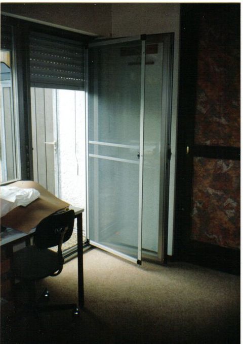 Siegel Fliegengitter nach innen öffnend ! Siegel Fliegengitter nach innen öffnend !