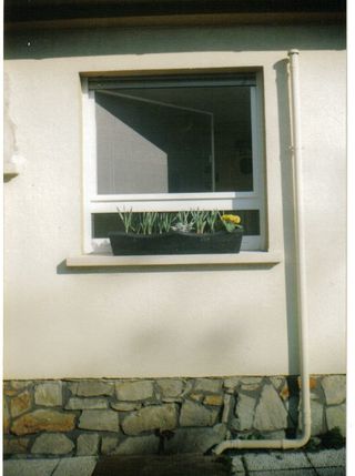 Siegel Fliegengittersysteme können auch  an Fenster  mit teils feststehend teils zum aufmachen montiert werden.