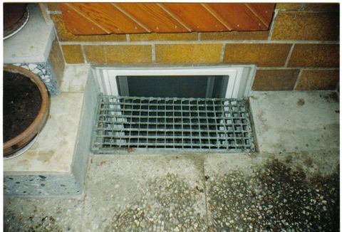 Für leichtes reinigen vom Kellerschacht Fliegengitter hinterm Kellerschacht zum öffnen