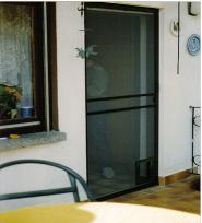 Eine kleinere Katzenklappe für ihre heißgeliebte Katze Eine kleinere Katzenklappe für die Stubentieger