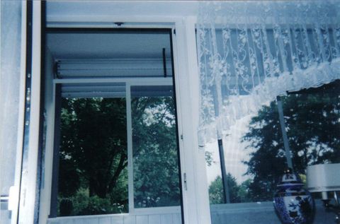 Doppelschutz gegen die Elemente und Insekten Auch vorgebaute Rolladen machen uns keine Probleme