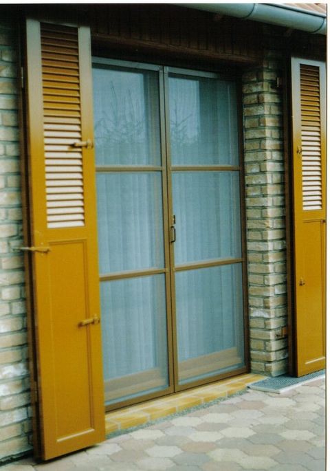 Klappläden spielen hier auch keine Rolle ! Siegel Fliegengitter Türen können auch 2 flügelig geliefert werden!