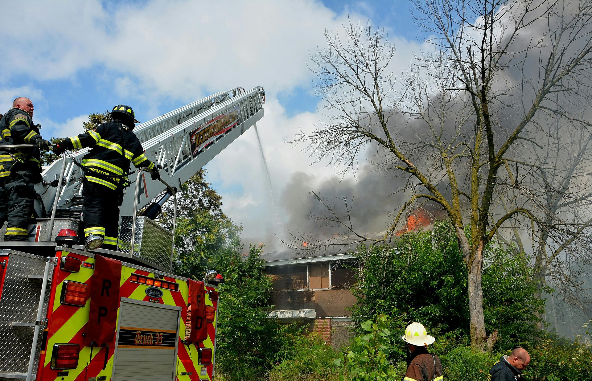 Feuer beschädigt Wohngebäude – Illustration für Wohngebäudeversicherung