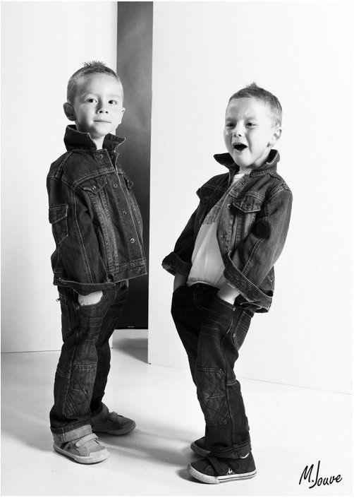 portrait photo de deux jumeaux en studio noir & blanc