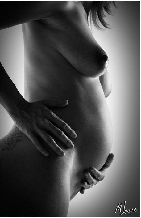 photo de corps de femme enceinte en studio aux paluds de noves 13