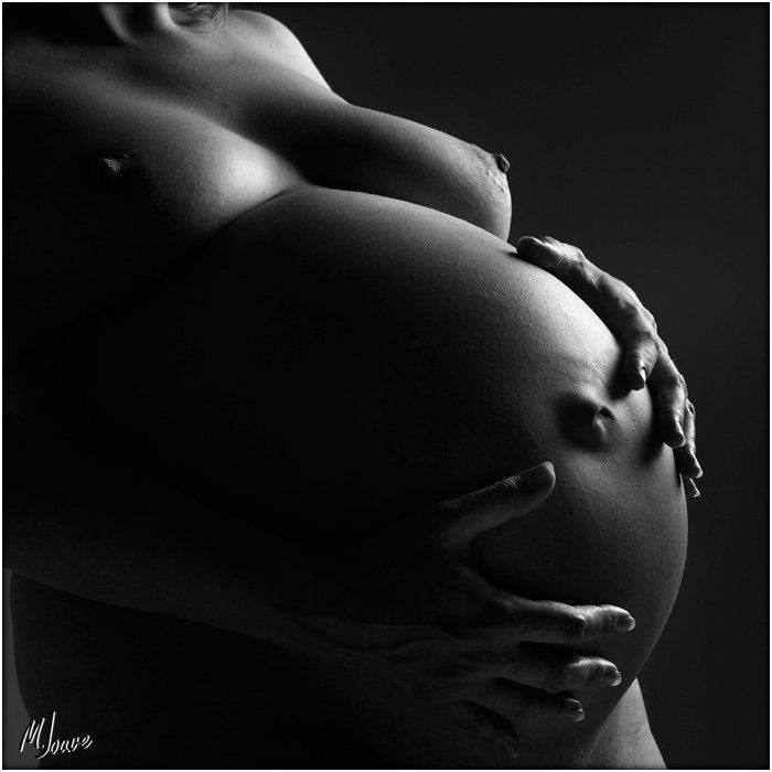 photographe de studio creation sur les courbes du corps de la femme enceinte vaucluse
