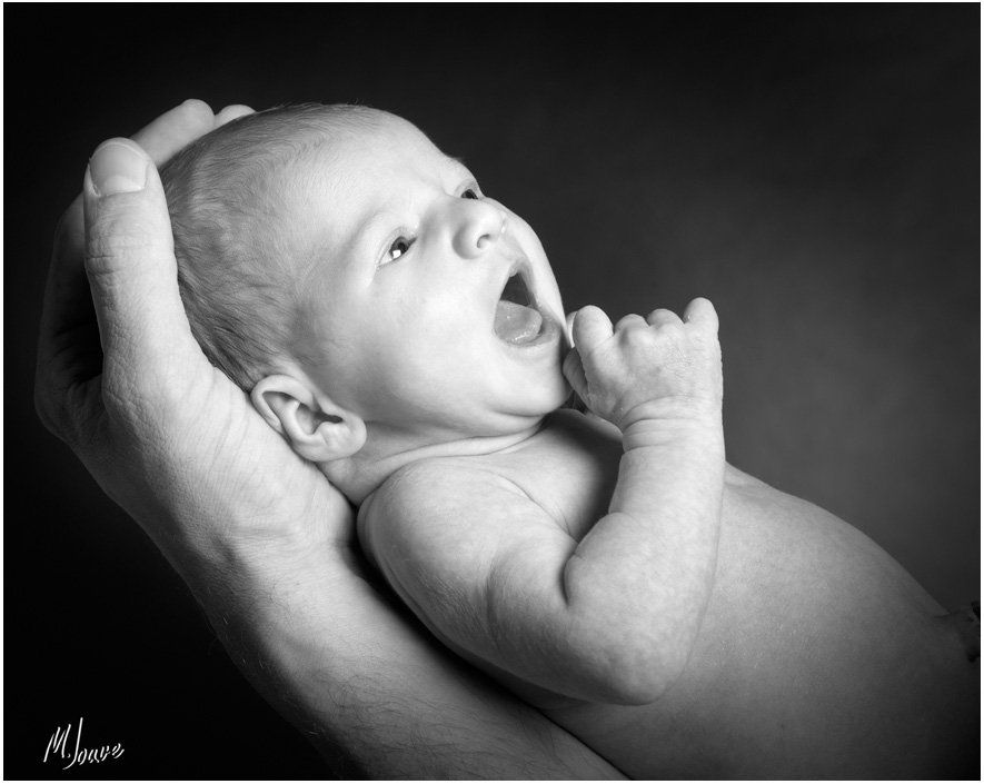 portrait de bebe dans les bras de son papa photo studio 84