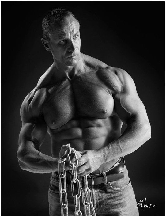 photo studio d'un culturiste bodybuildeur en N&B photographe studio noir et blanc réalisé proche avignon