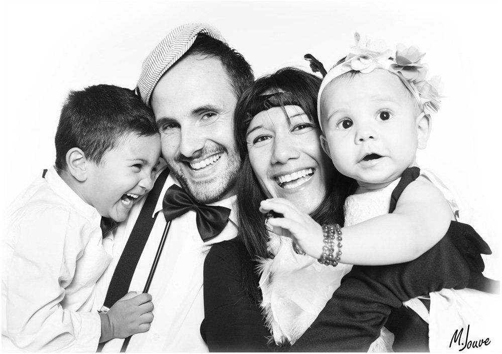 photo de famille qui rit en studio pre eyragues 13