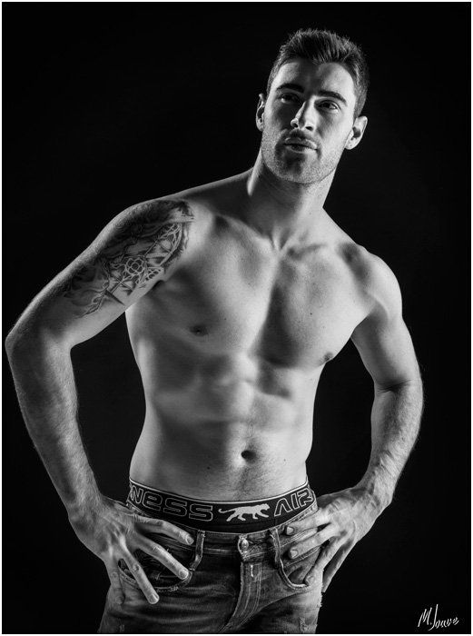 photo d'homme noir et blanc, topless realisee en studio, photographe professionnel 84