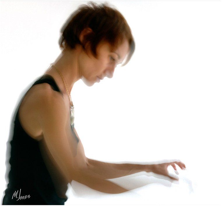 portraitiste, portrait studio d'une pianiste, photo decalee