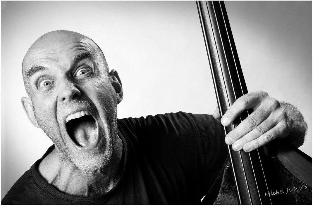 le cri photo portrait d'un musicien en studio a saint remy de provence