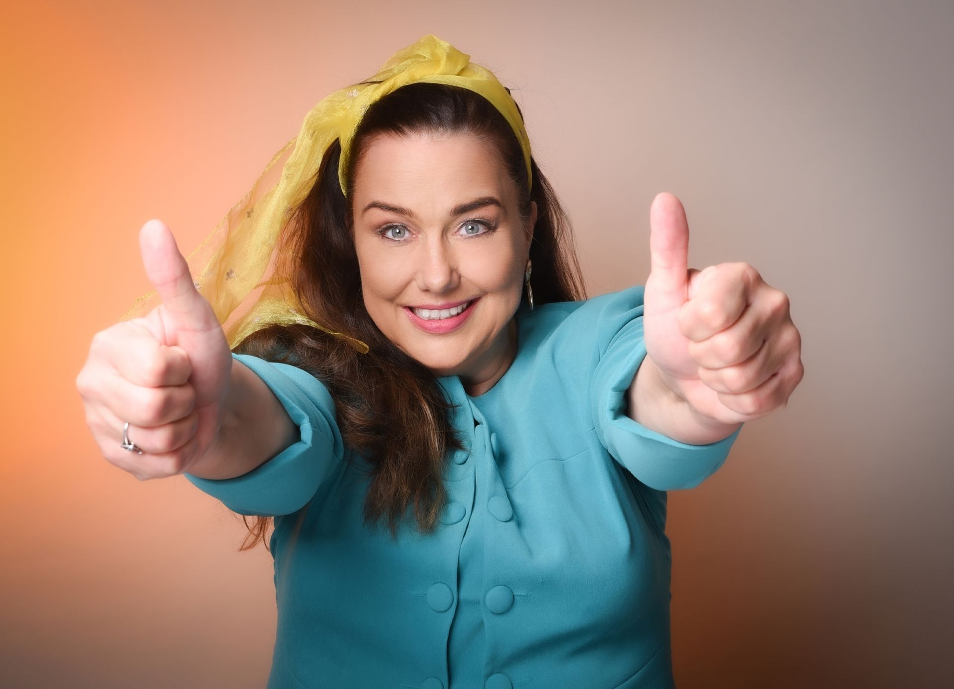 Chalisa Glücksfee für Unternehmerinnen, die raus aus dem Hamsterrad und in die Erfolgs-Sichtbarkeit wollen Chalisa Klammt hilft als Glücksfee Unternehmerinnen, mit selbstgemachter PR sichtbar zu werden