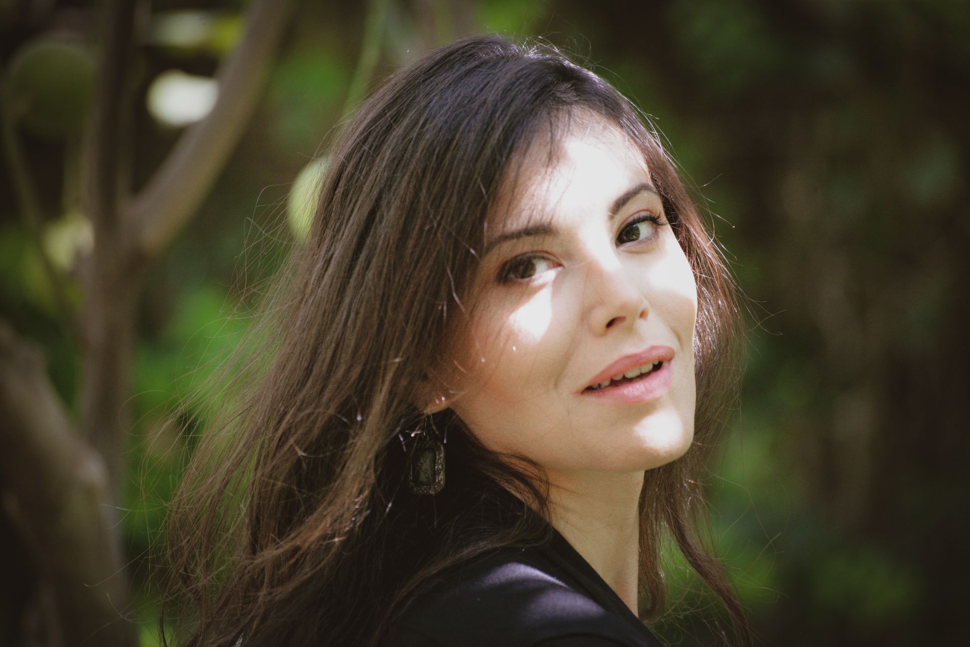 photo de la chanteuse ferdaous pendant tournage clip rouh lihalak