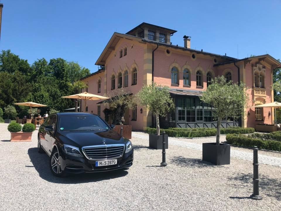Exklusiver Chauffeurservice Siegel GmbH vor Luxushotel München