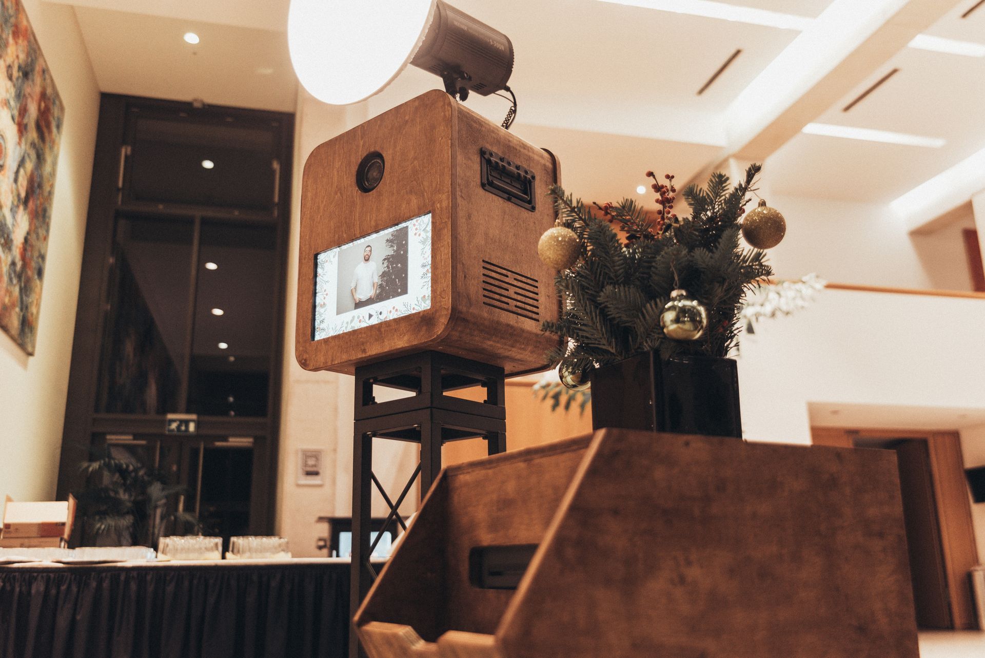Vintage Fotobox mit Blumen auf eleganter Veranstaltung