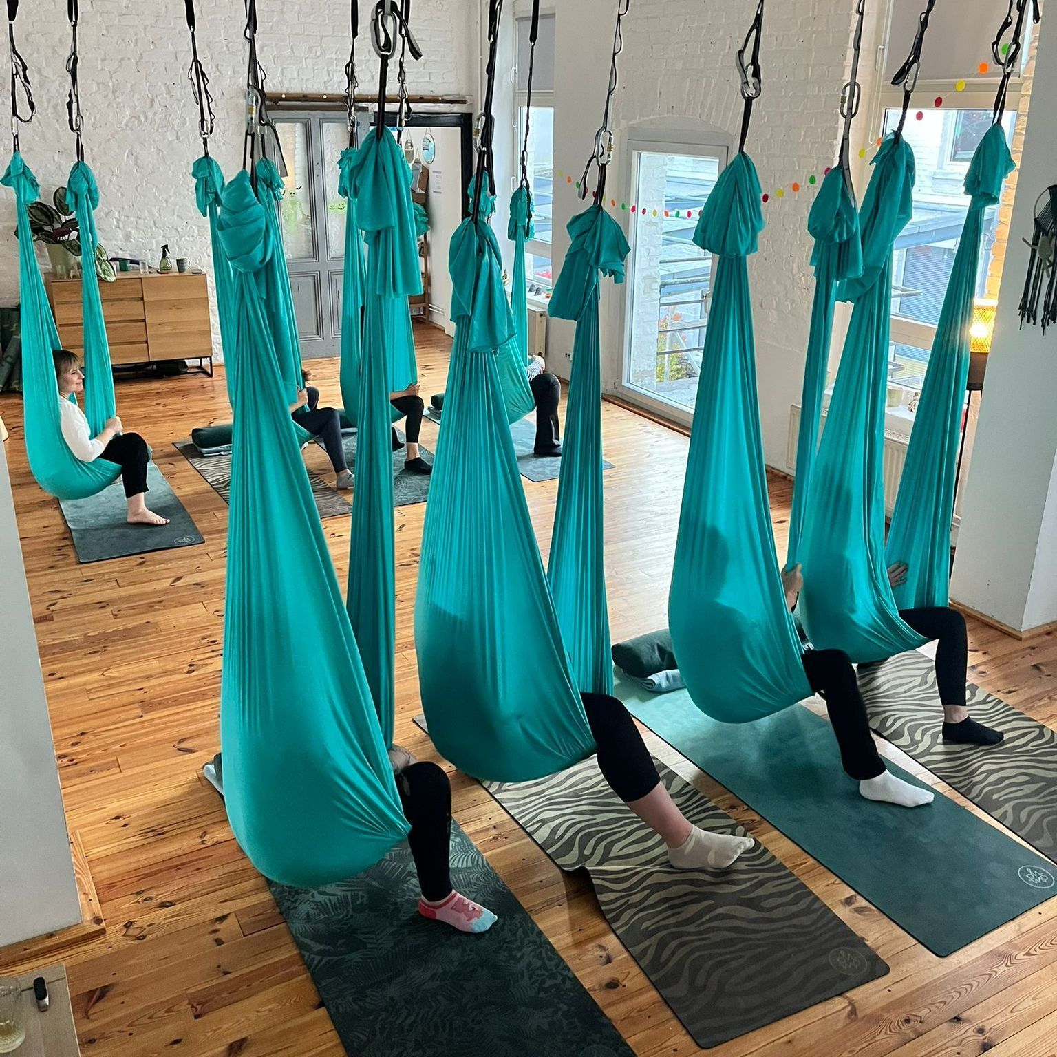 Kopfstand im Aerial Tuch