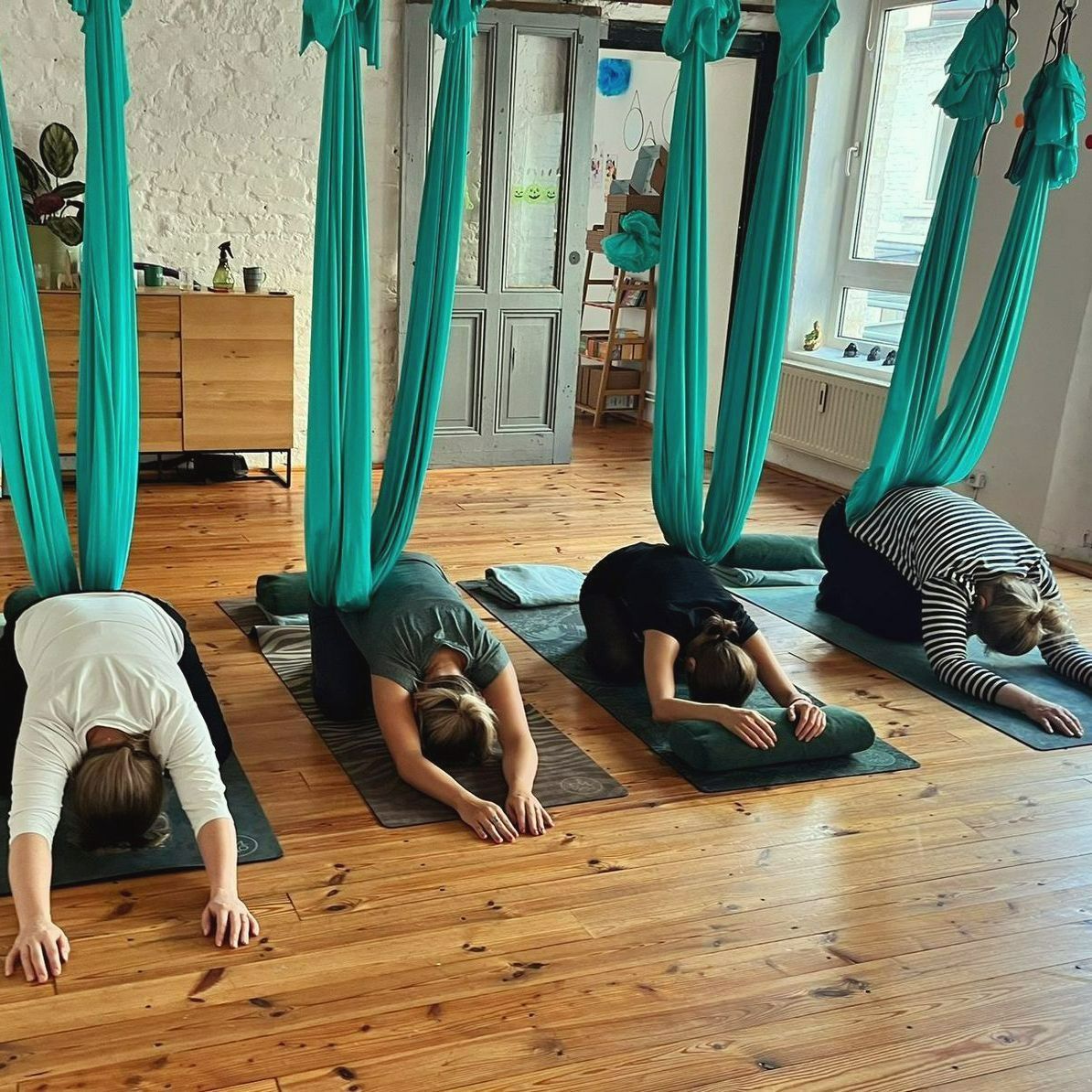 Kopfstand im Aerial Tuch