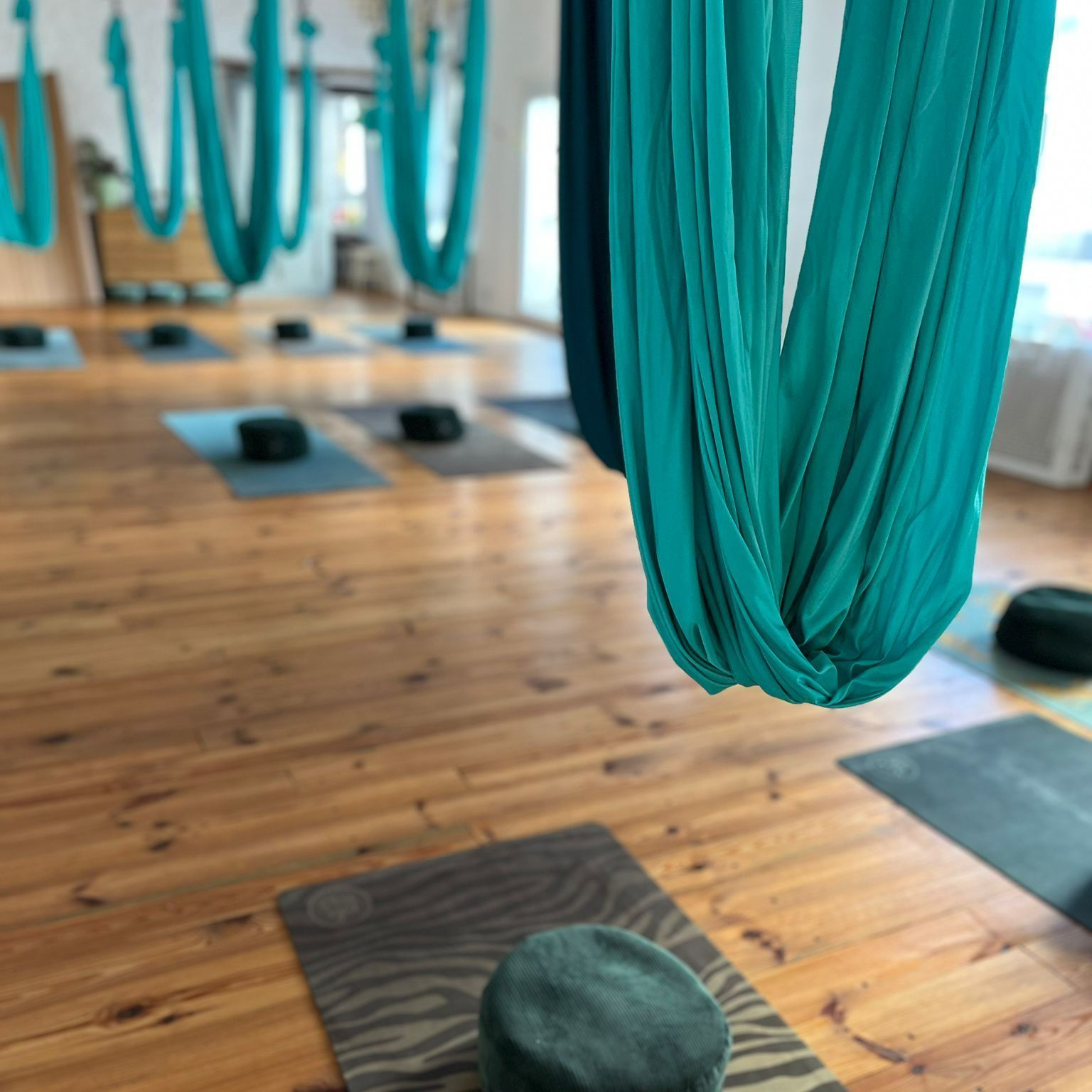 Kopfstand im Aerial Tuch