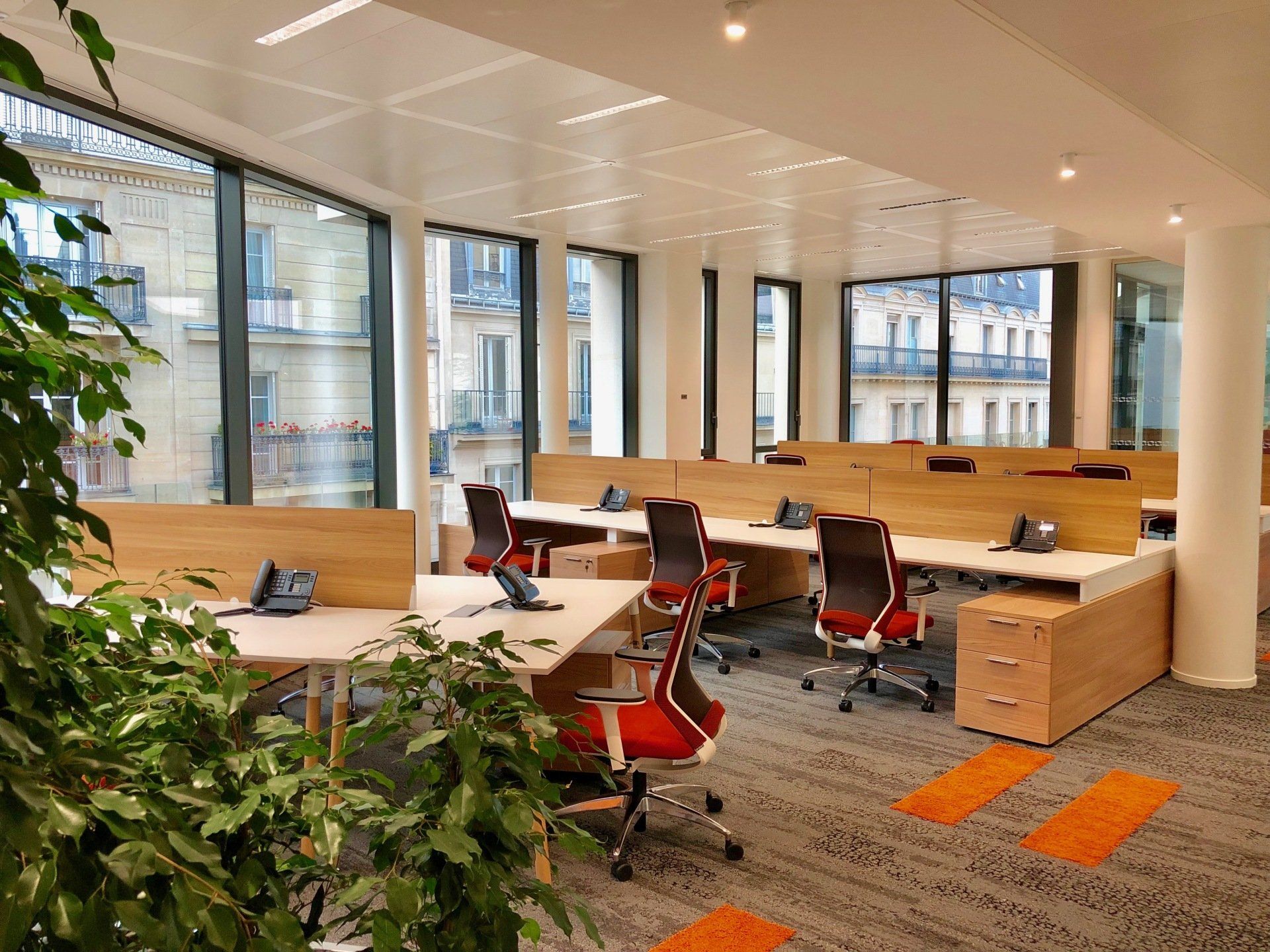 Mesas de trabajo con patas en madera natural y paneles fonoabsorbentes, mascagni