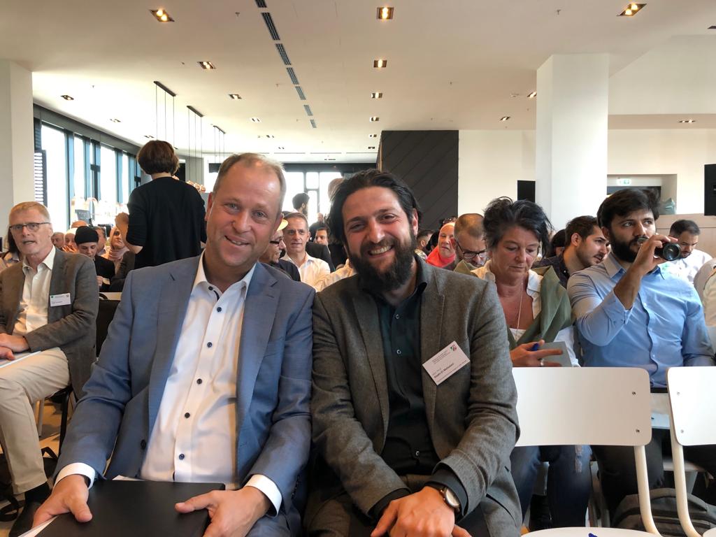 Minister Joachim Stamp und sein Beauftragter Aladin El-Mafaalani auf dem Kongress muslimisches Engagement in Düsseldorf Minister Joachim Stamp und sein Beauftragter Aladin El-Mafaalani auf dem Kongress muslimisches Engagement in Düsseldorf