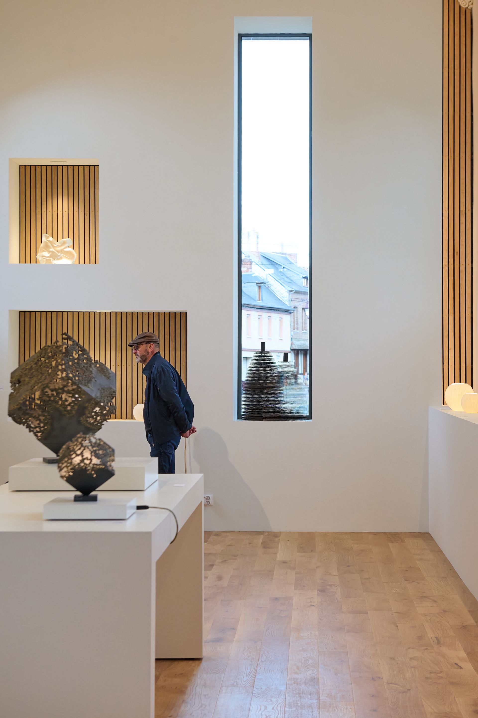 Personne se promenant dans la scénographie d'une exposition au Carré Saint Cyr