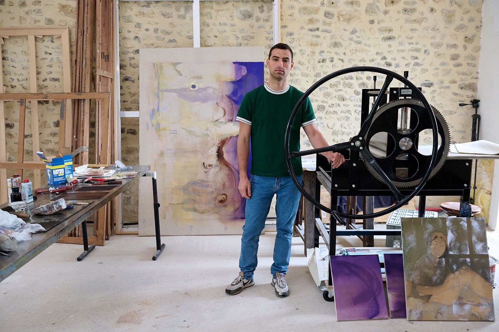 Portrait de Djabril Boukhenaissi dans son atelier