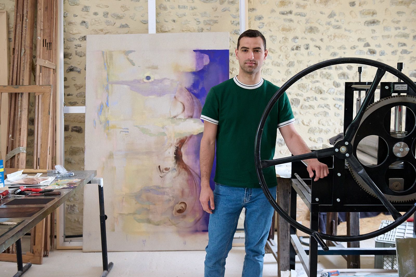 Portrait de Djabril Boukhenaissi dans son atelier