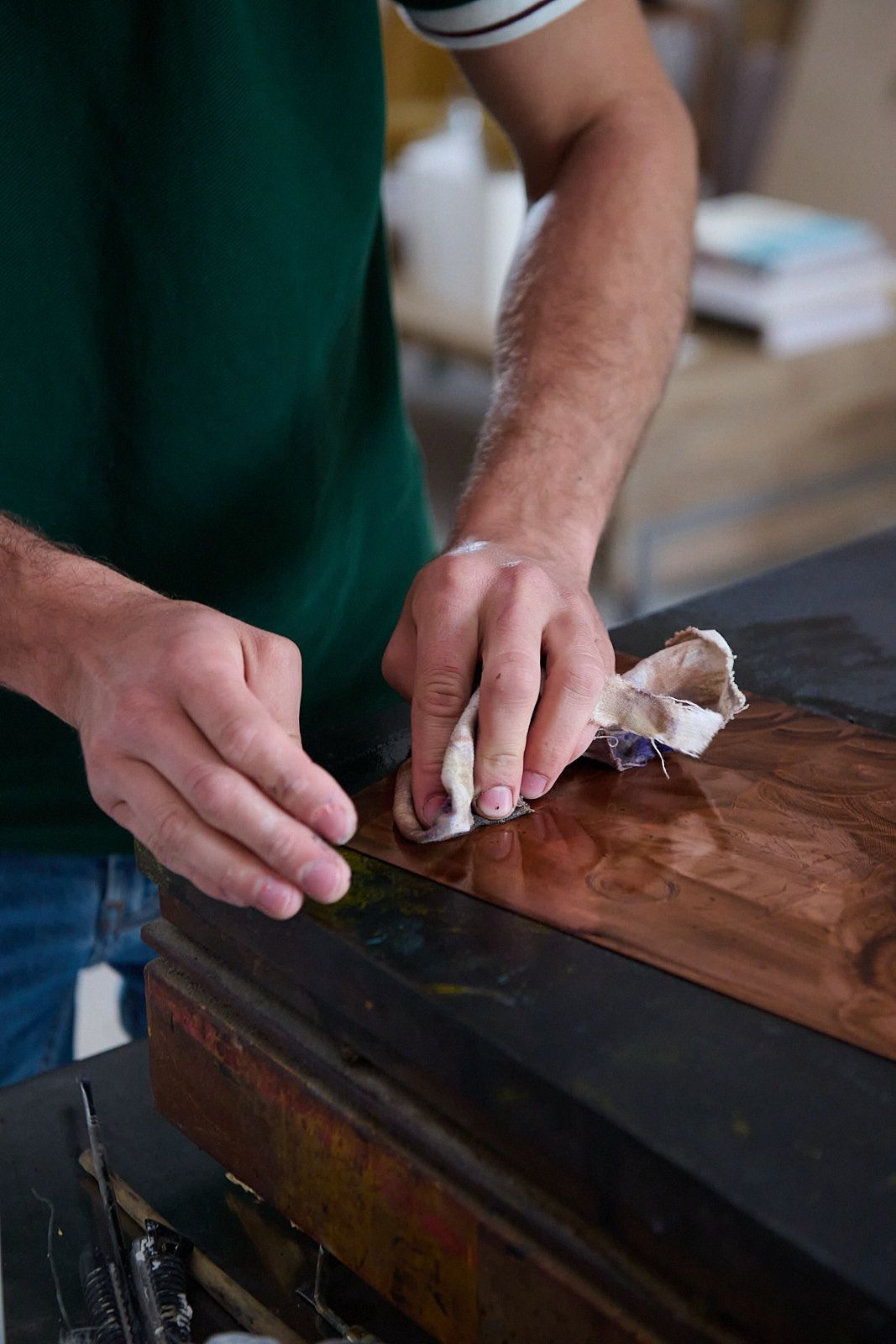Nettoyage d'une plaque de cuivre en vue d'une gravure