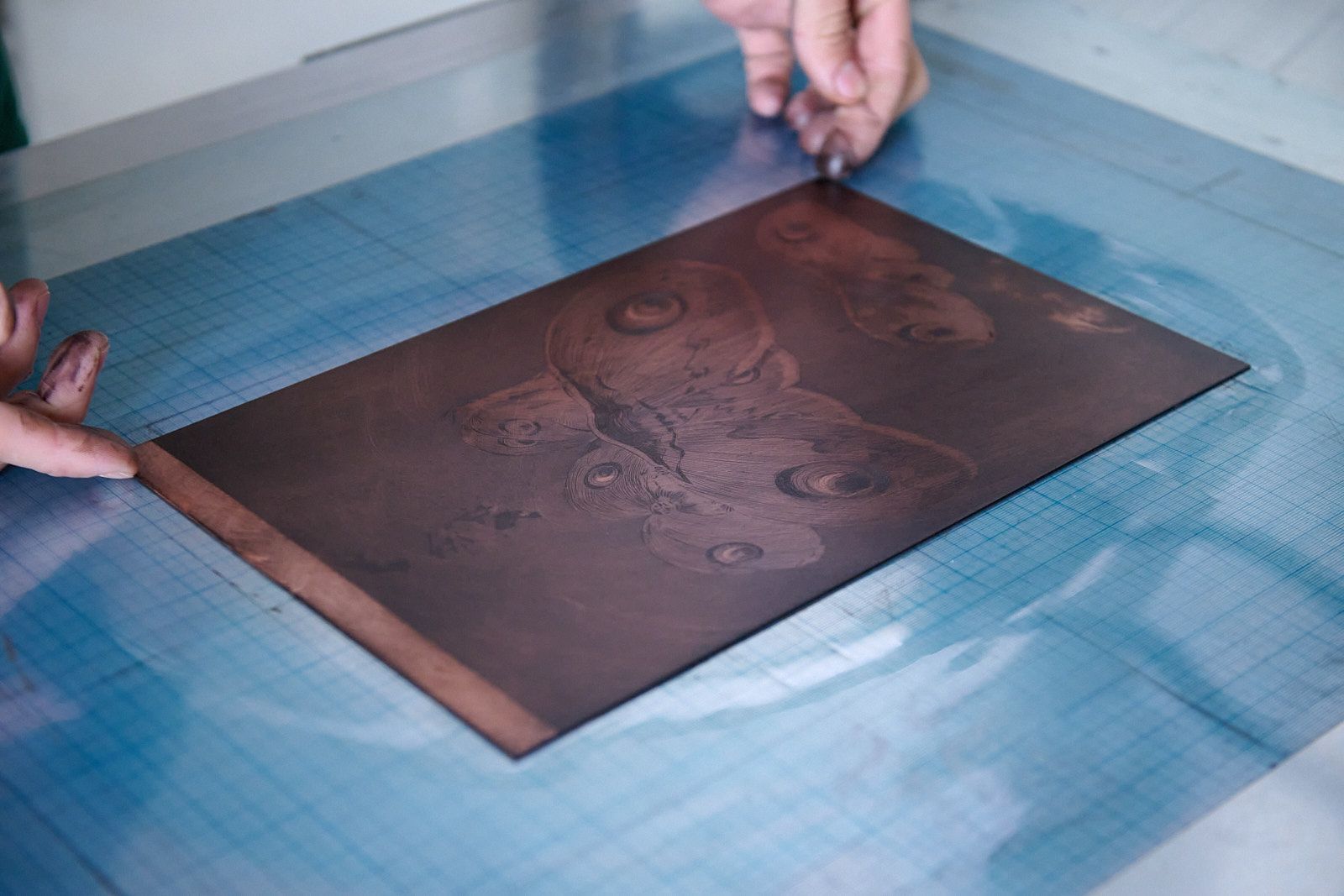 Plaque de cuivre dans un bain d'acide