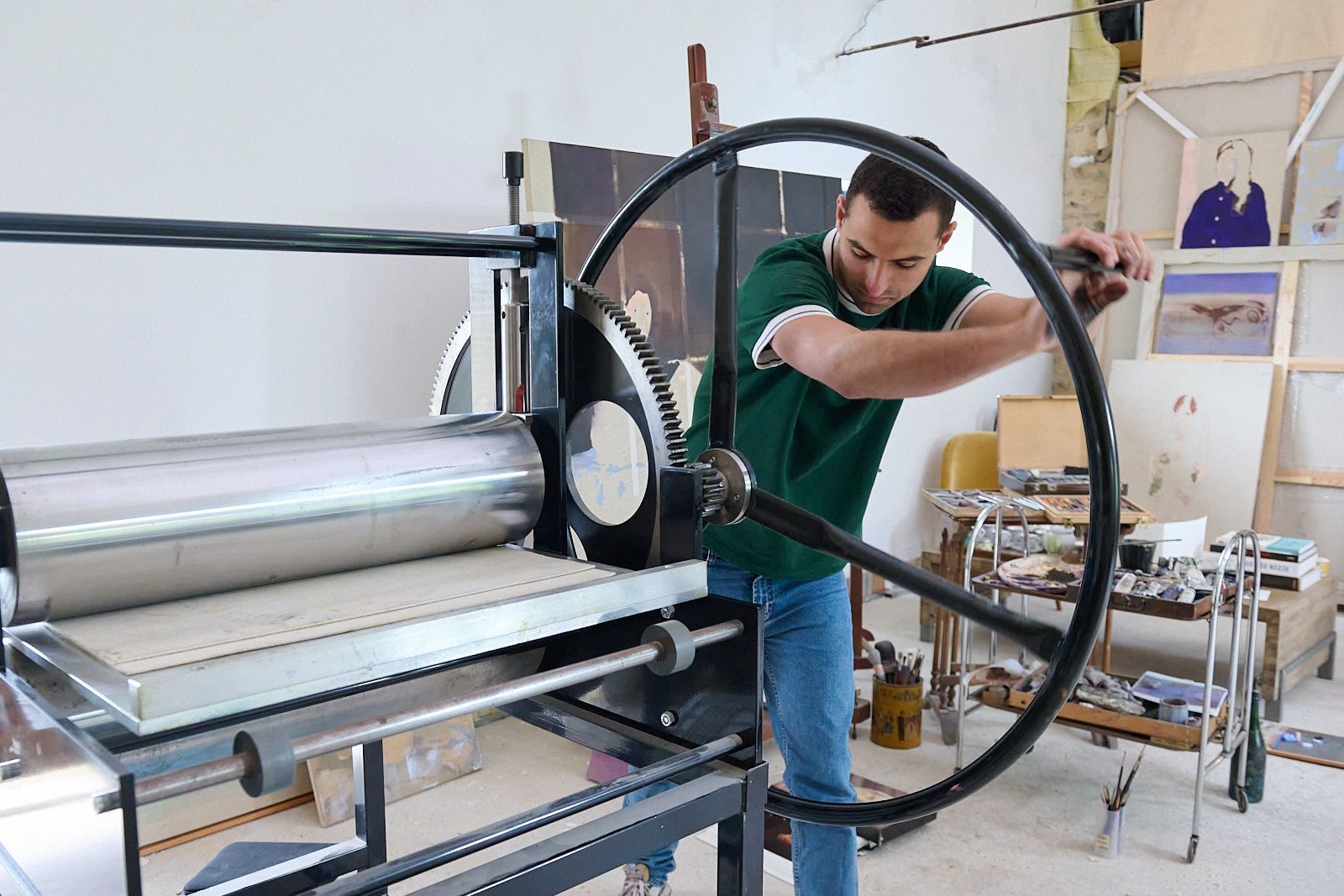 Djabril Boukhenaissi utilsant la presse pour créer une gravure