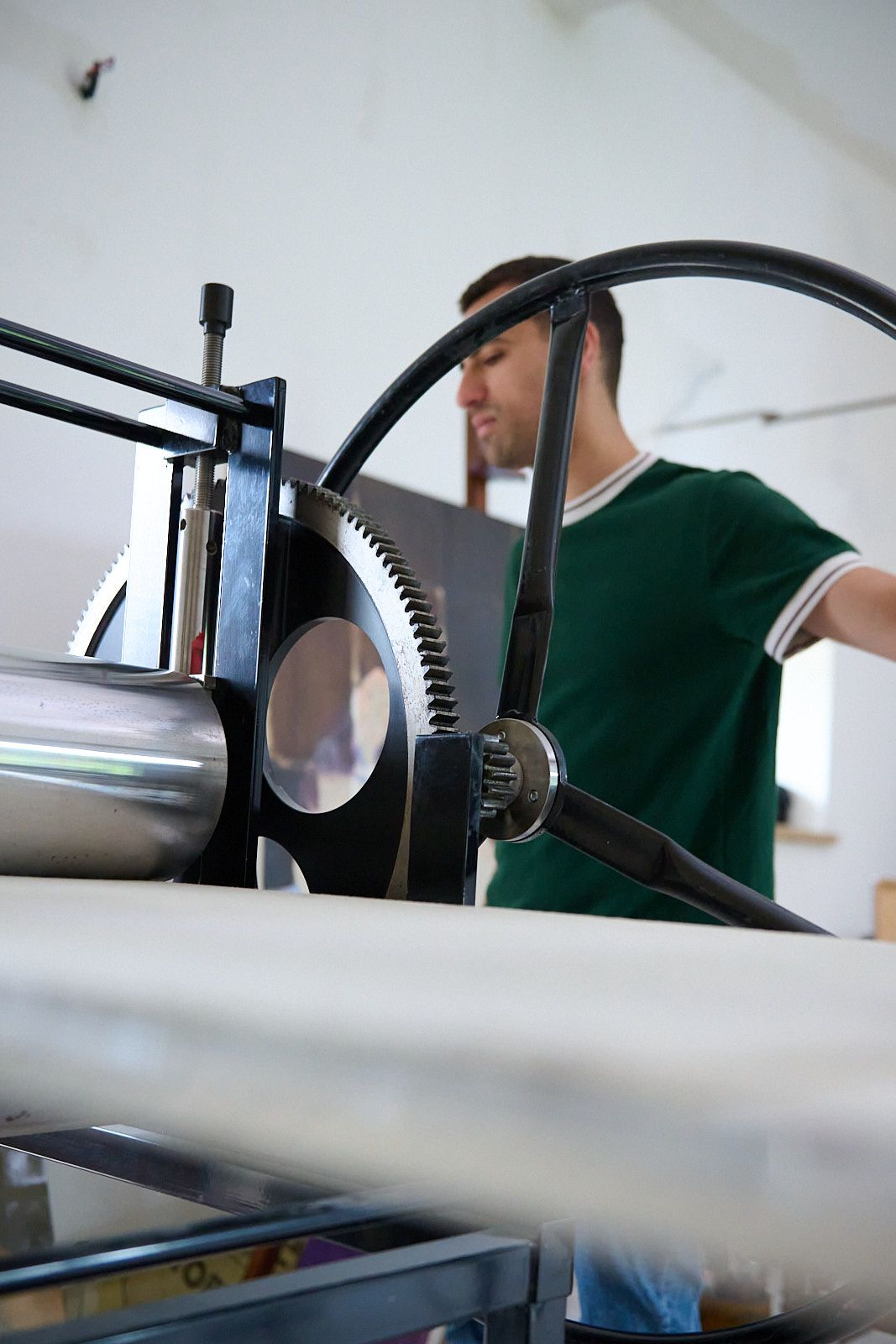 Djabril Boukhenaissi utilsant la presse pour créer une gravure