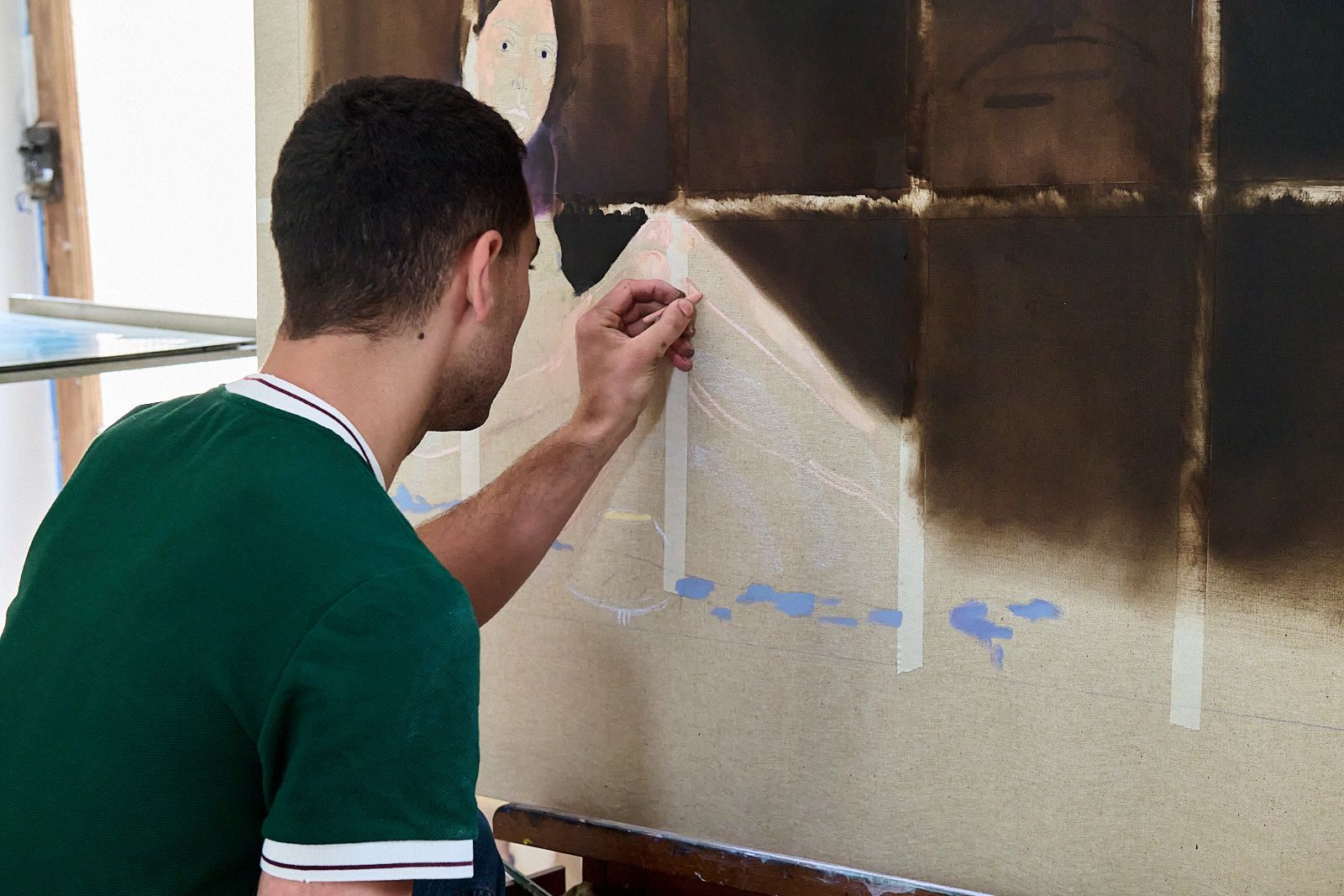 Djabril Boukehnaissi peignant une de ses oeuvres (peintures à l'huile)