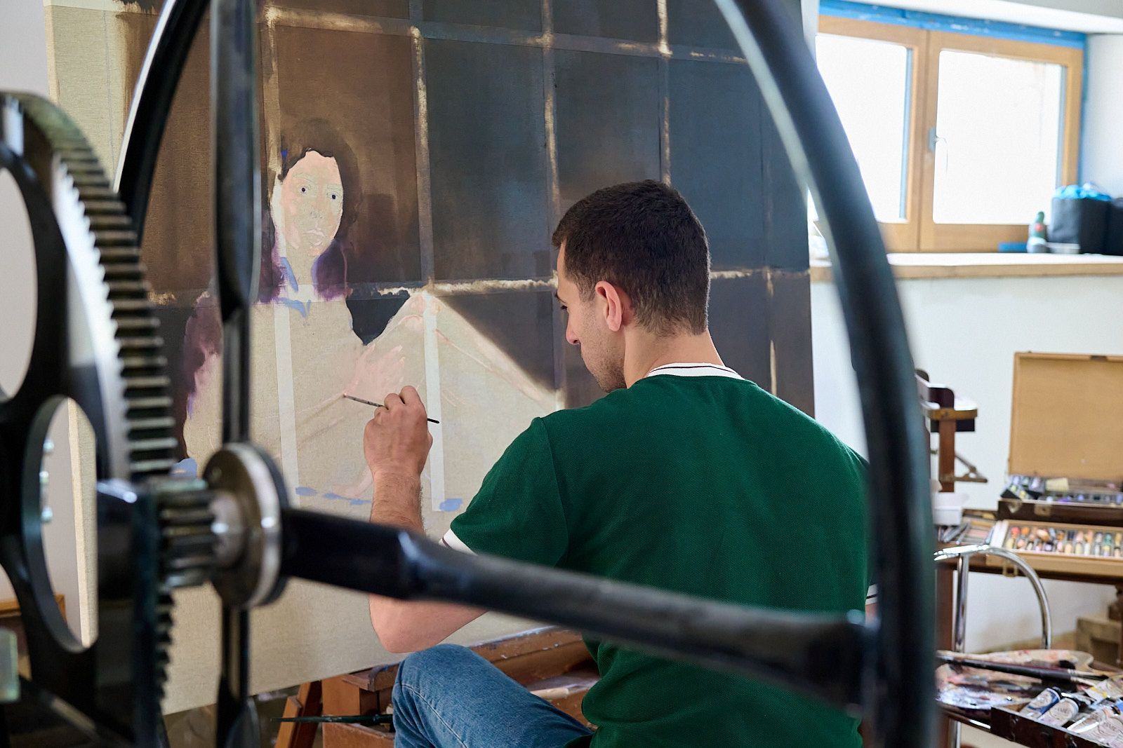 Djabril Boukehnaissi peignant une de ses oeuvres (peintures à l'huile)