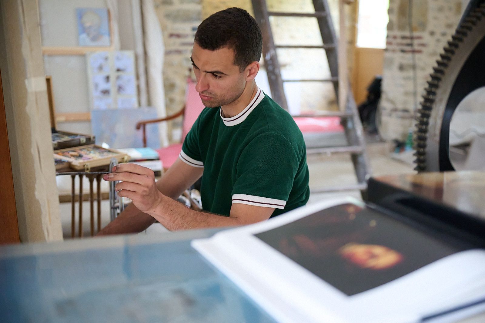 Djabril Boukhenaissi dans son atelier