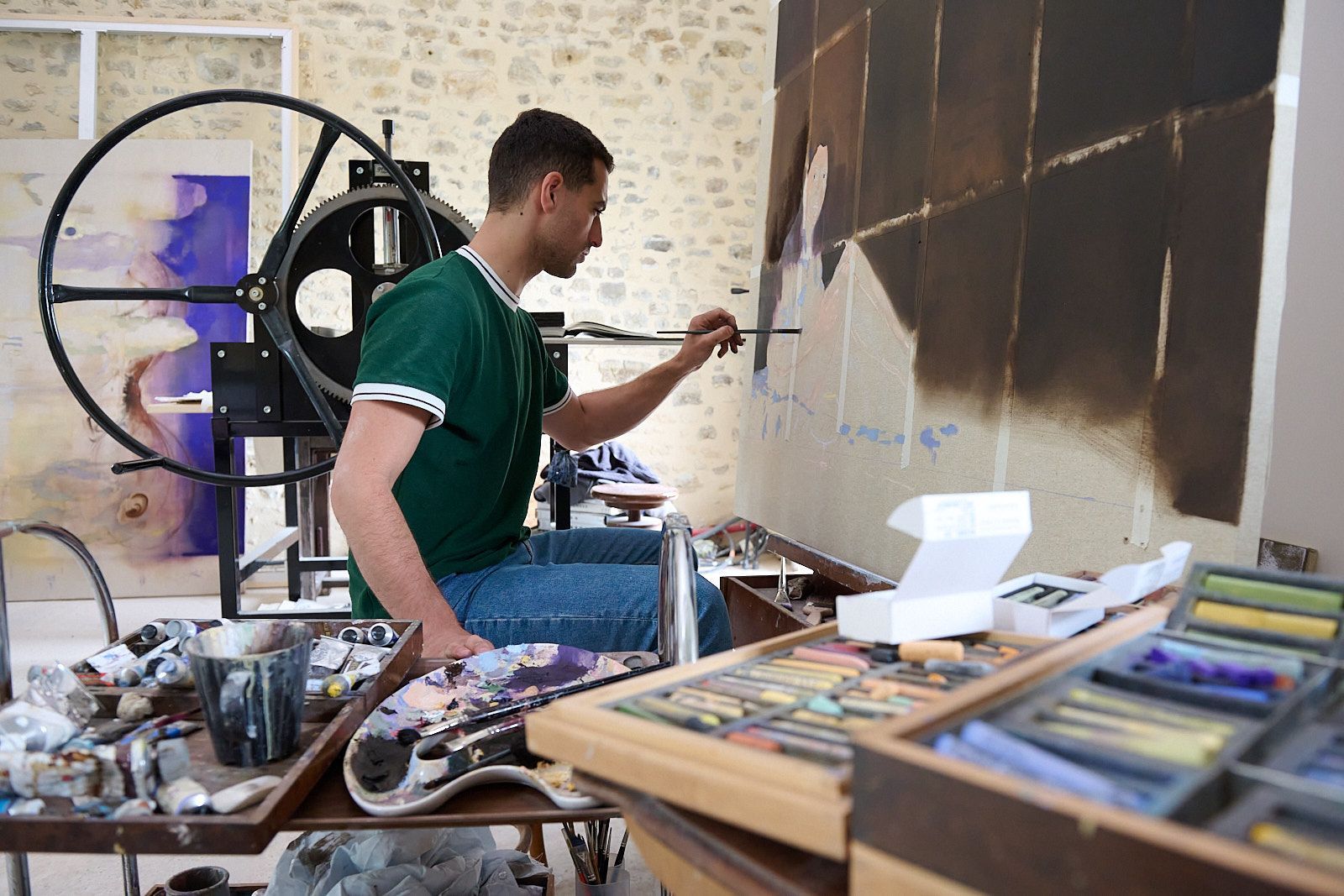 Djabril Boukehnaissi peignant une de ses oeuvres (peintures à l'huile)