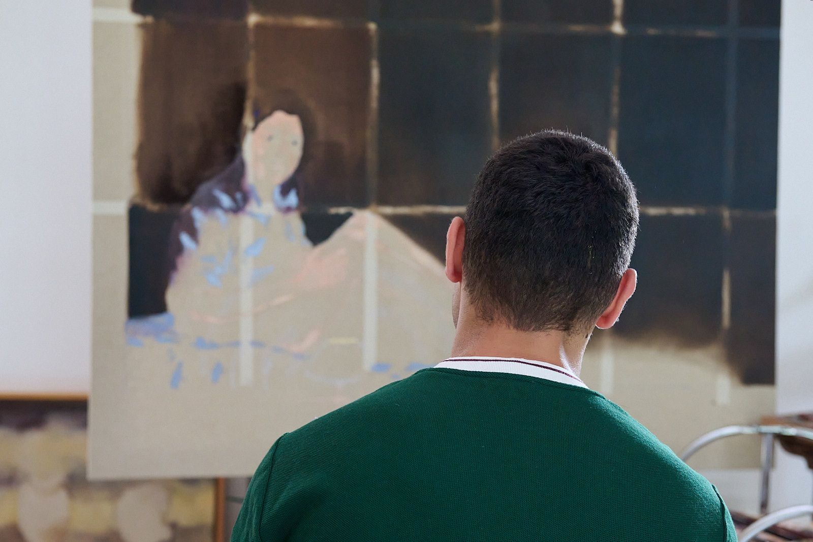 Djabril Boukehnaissi devant une de ses peintures à l'huile