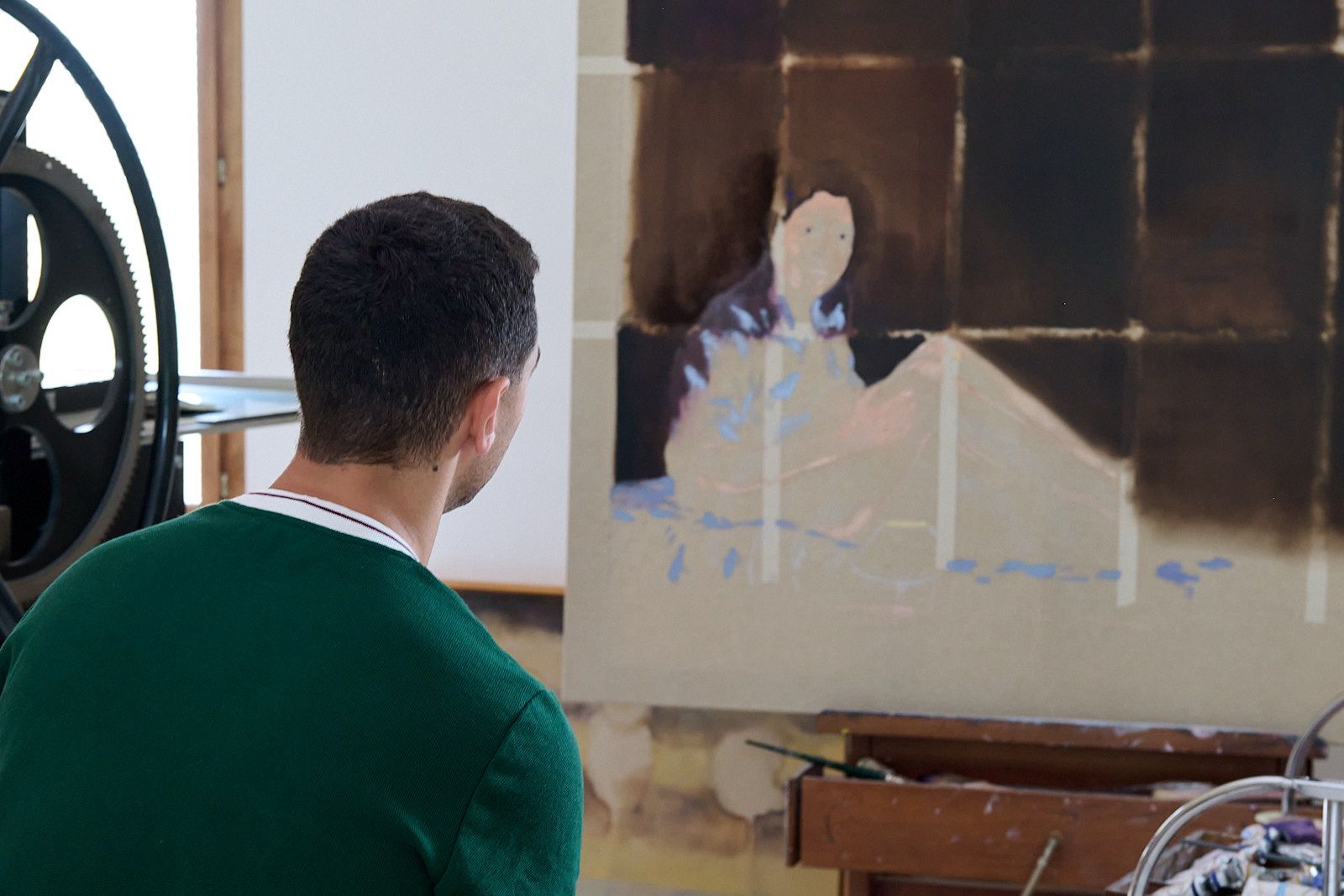 Djabril Boukehnaissi coontemple une de ses peintures à l'huile