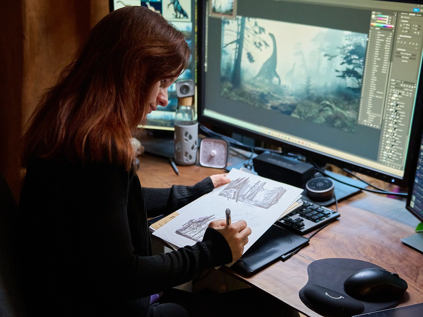 Gaelle Seguillon travaillant sur un dessin dans son atelier