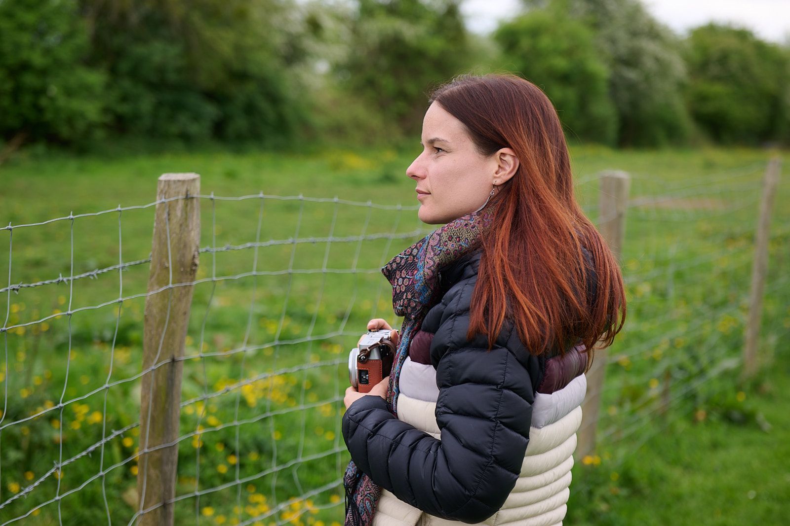 Gaelle Seguillon dans la campagne, un appareil photo à la main