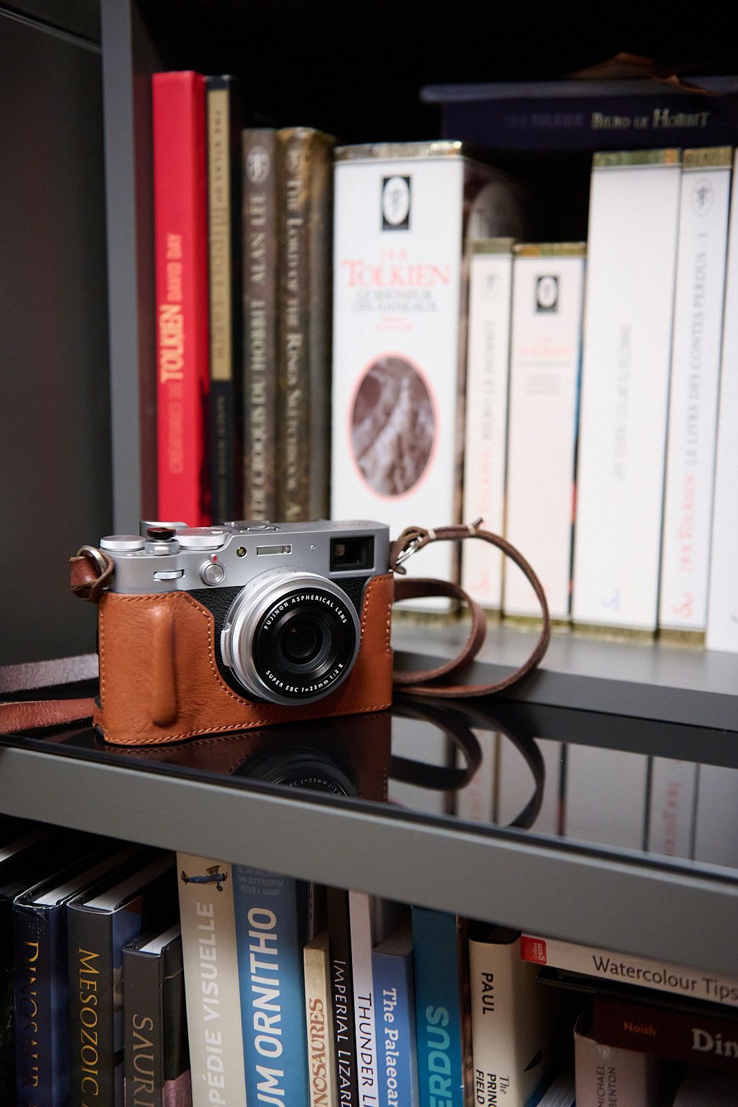 photo en portrait d'un appareil dans une bibliothèque