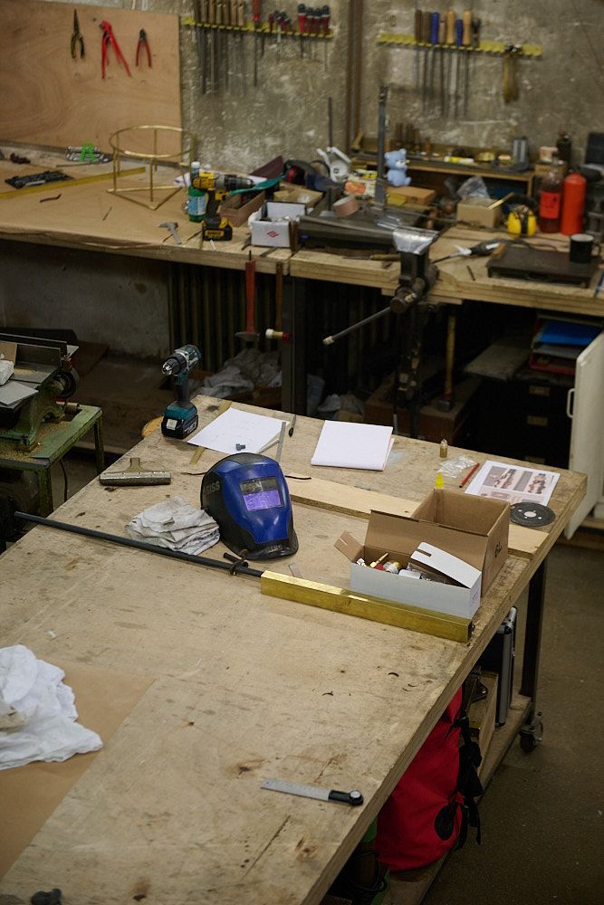 Casque de soudeur sur un établi