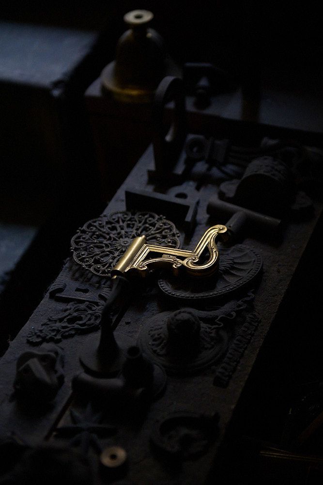 Pièce en bronze brillant dans le noir