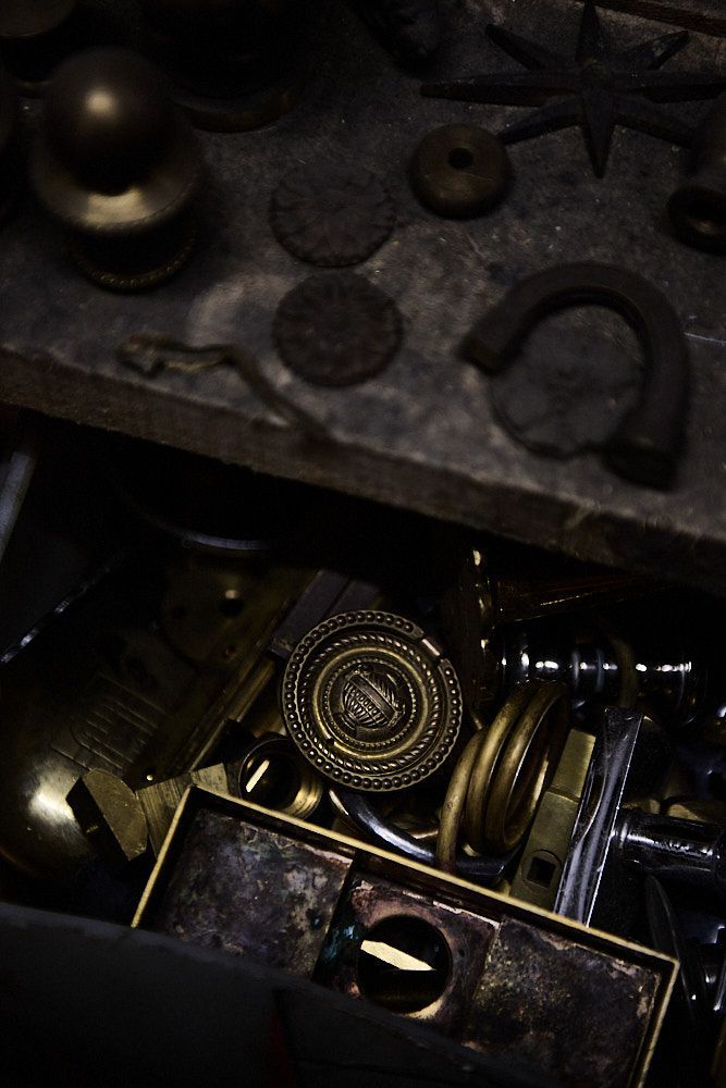 Pièce en bronze brillant dans le noir