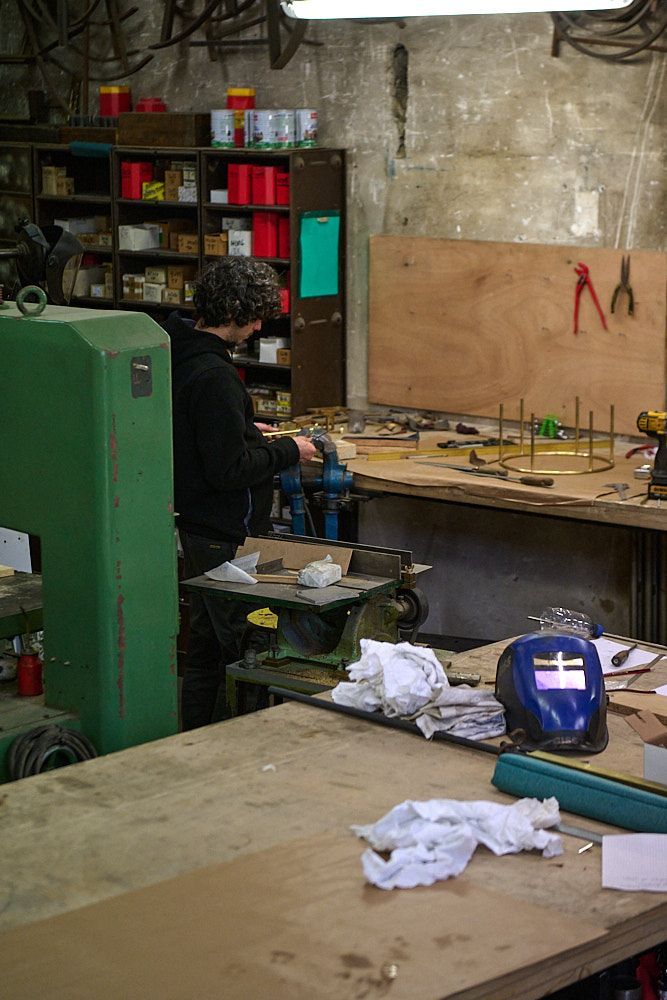 Casque de soudeur sur un établi