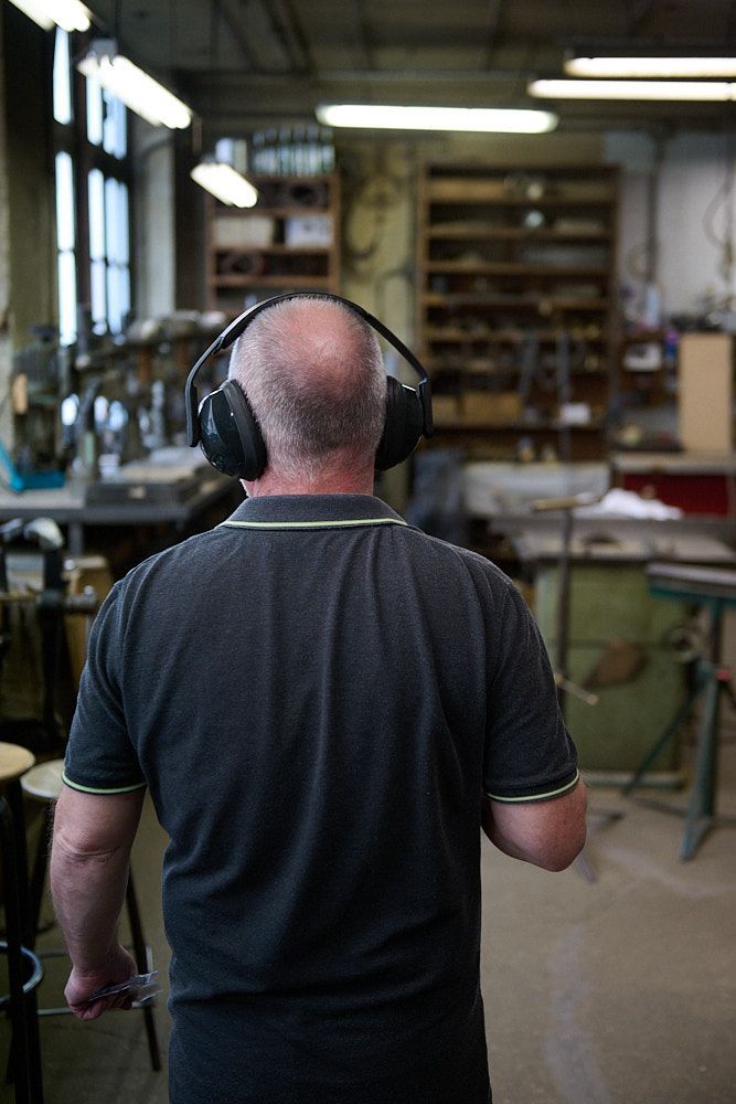 Artisan arrivant dans son atelier