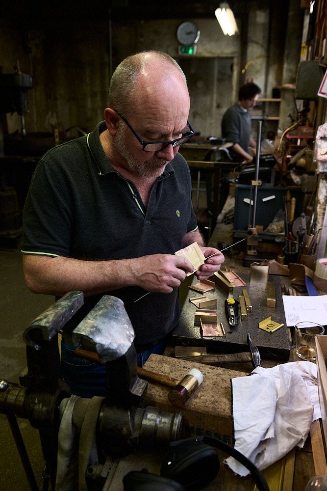 Artisan prenant des mesure