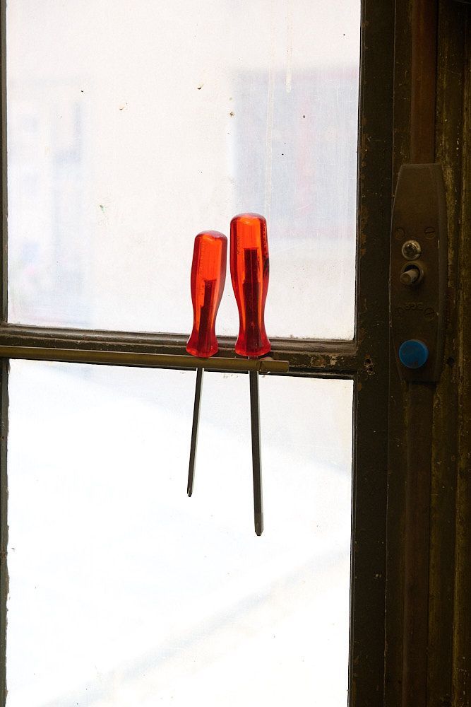 Tournevis devant une fen^tre