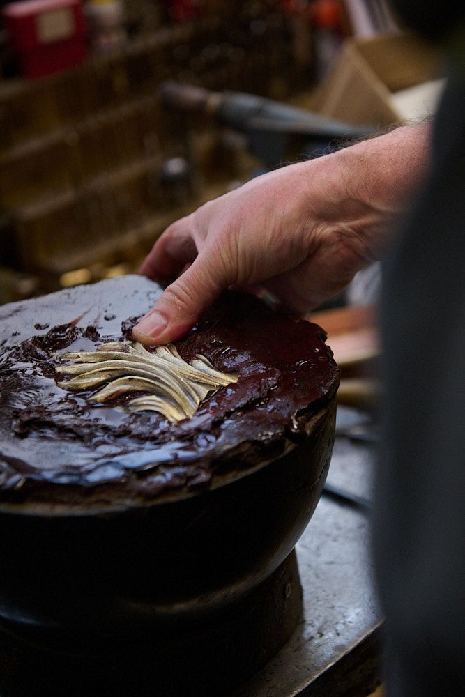 Pièce en bronze dans un boulet en vue du travail de l'artisan